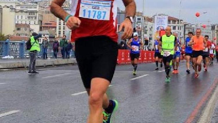 Maratondaki bir fotoğraf 11787 göğüs numaralı kayıtlı Yasemın Özkan Bolu yerine bir erkeğin koştuğunu kanıtlıyor