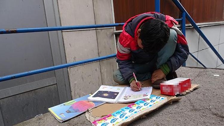 Bir yandan mendil satıyor, diğer yandan ders çalışıyor