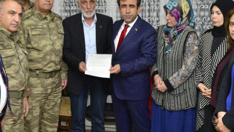 Vali Güzeloğlu, şehit olan onbaşının ailesine şehitlik belgesini verdi