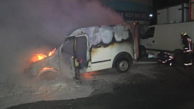 Alev alev yanan aracın sürücüsü kendisini son anda dışarı attı