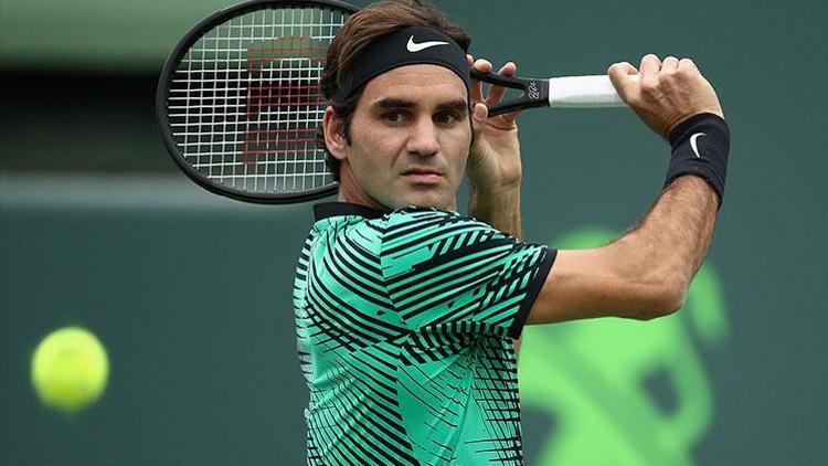 Federer yarı finali garantiledi