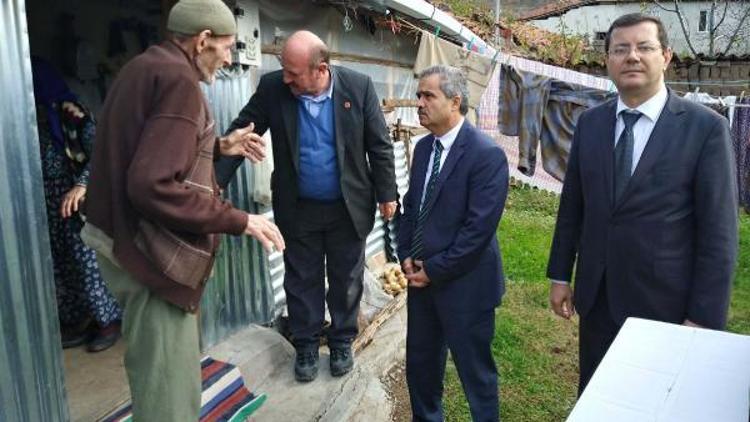 Orhangazi Kaymakamı Yılmaz dar gelirli aileleri ziyaret ediyor