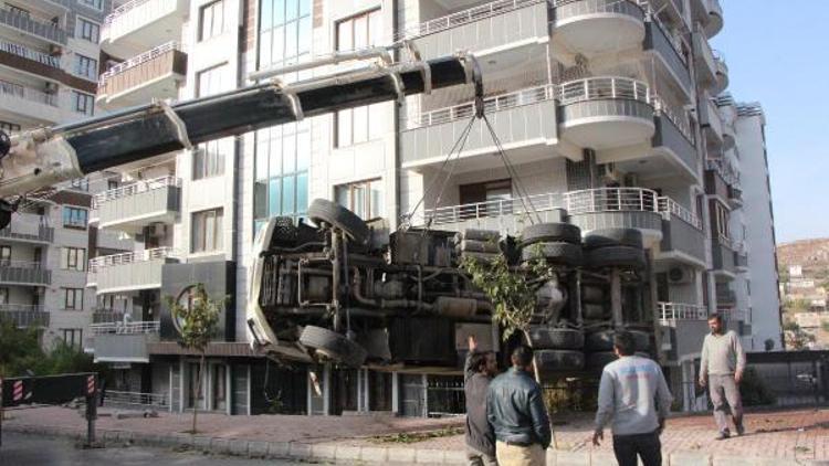 Şanlıurfada freni boşalan kamyon apartman bahçesine girdi