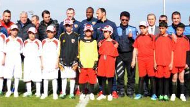 Türk ve sığınmacı çocuklar dostluk maçı yaptı