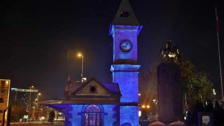 Kayserideki saat kulesi mavi ışıkla aydınlatıldı