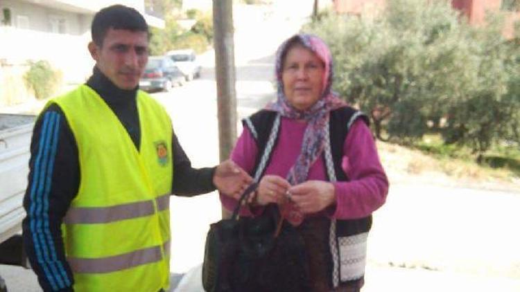 Temizlik işçileri, çöpte buldukları çantayı sahibine teslim etti