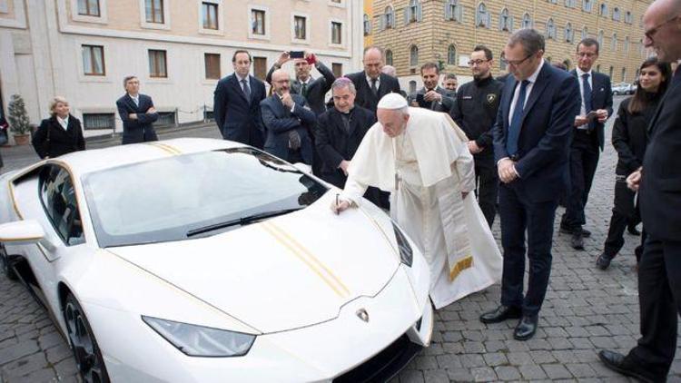 Papa Francesco hediye Lamborghiniyi açık artırmaya çıkarıyor