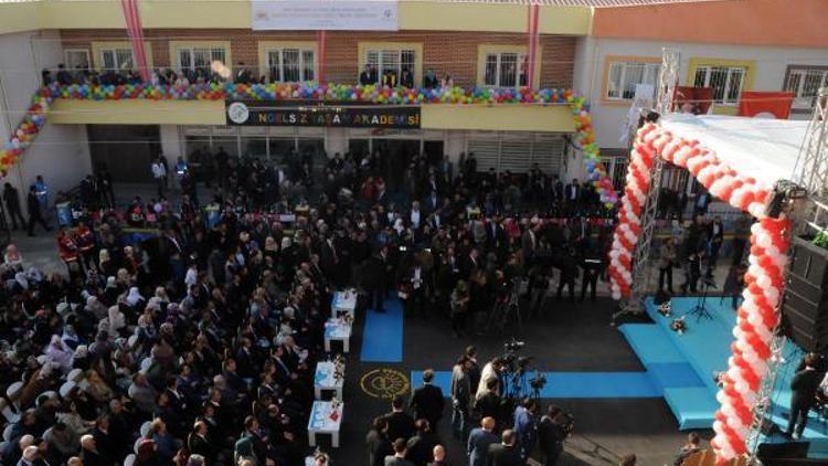 Bakan Kaya: Terörün bölge insanına verdiği zararları yok etmeye gayret ediyoruz (2)