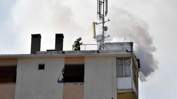 Terk edilen boş binadaki baz istasyonu yandı