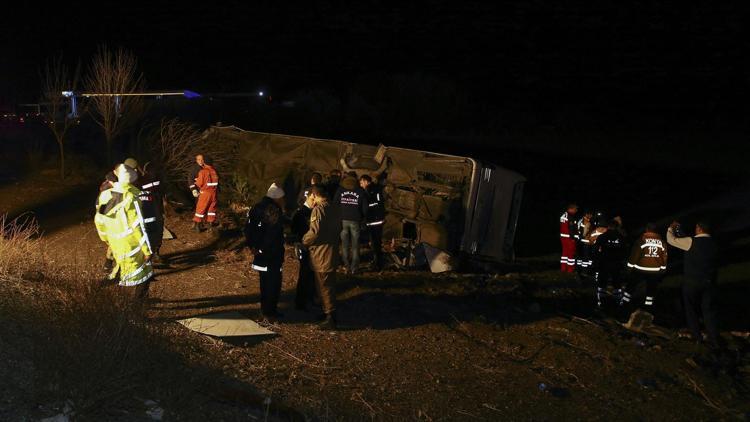 Yolcu otobüsü tarlaya devrildi