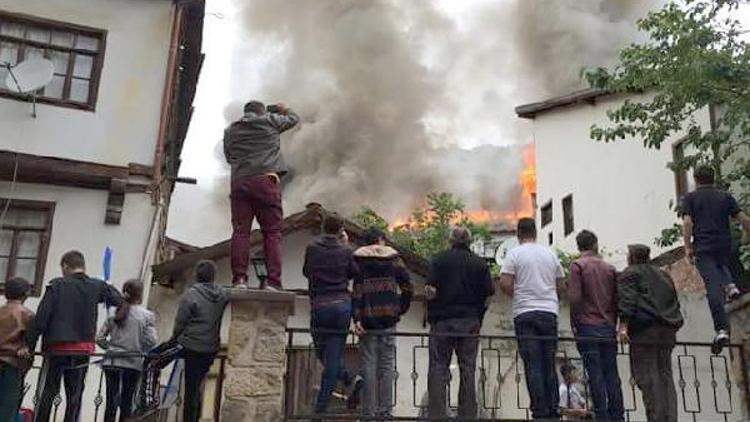 Beypazarı’nda tarihi konakların ortasındaki ahşap bina yandı