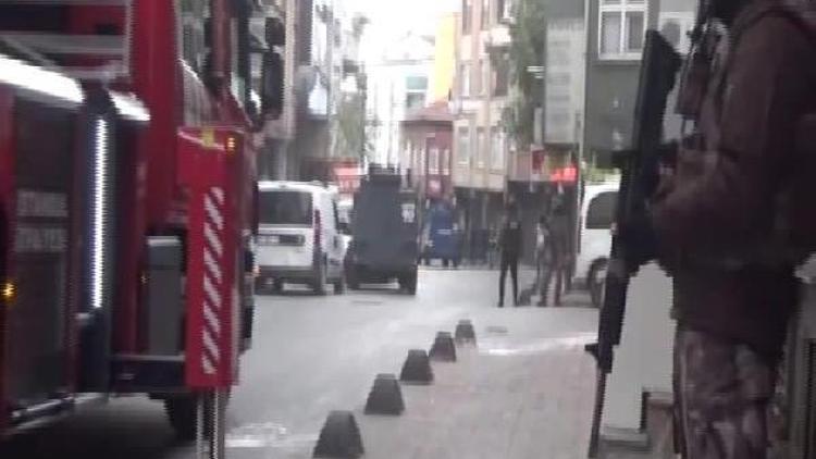 Beyoğlunda terör operasyonu: Korkuluklar kesildi, duvarlar balyozlarla kırıldı