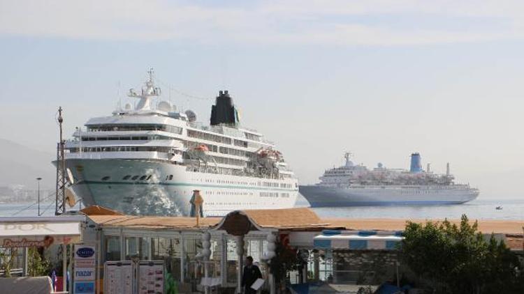 Alanyaya gemiyle bin 584 turist geldi