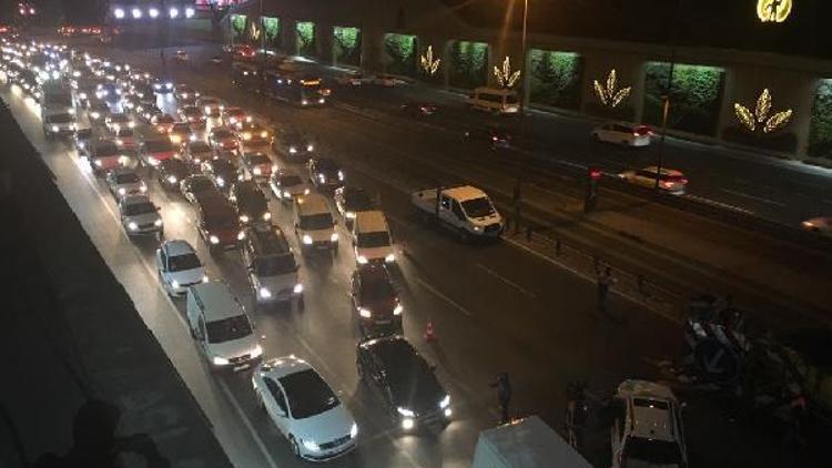 Edirnekapı Metrobüs Durağı yanında zincirleme trafik kazası; 5 yaralı (2)