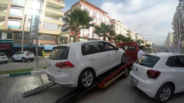 Otomobilinin motoruna giren kedi için çekici çağırdı