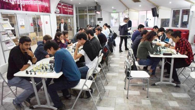 Satranç turnuvasında dereceye girenler ödüllendirildi