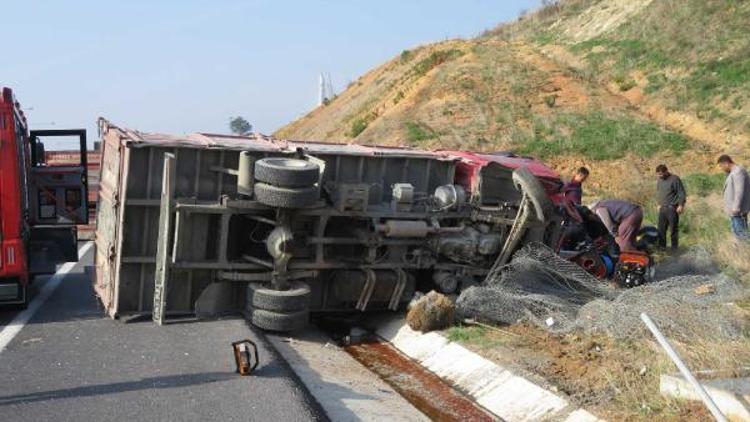 Lastiği paylayan kamyonet devrilerek metrelerce sürüklendi