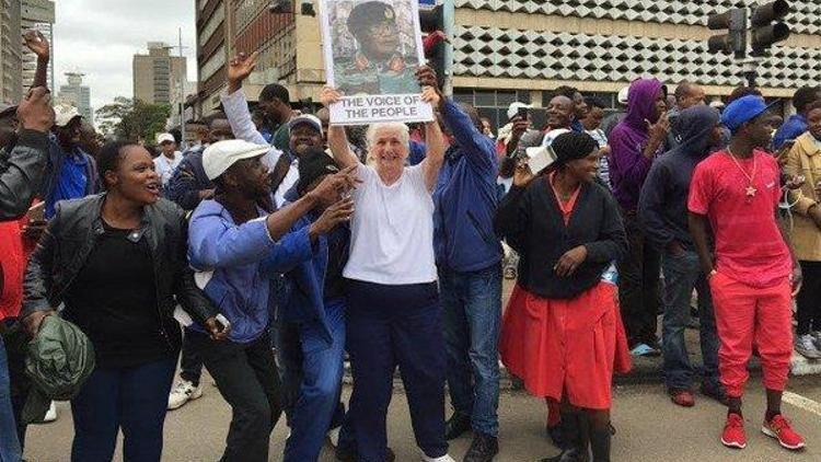 Zimbabve halkı darbe için orduya teşekkür ederek sokaklarda kutlama yapıyor