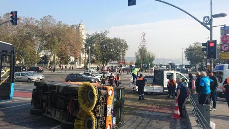 Beşiktaşta belediye temizlik aracı kaza yaptı