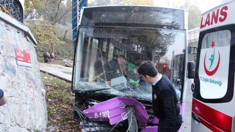 Halk otobüsü bariyerlere çarptı, sürücü araç içinde sıkıştı