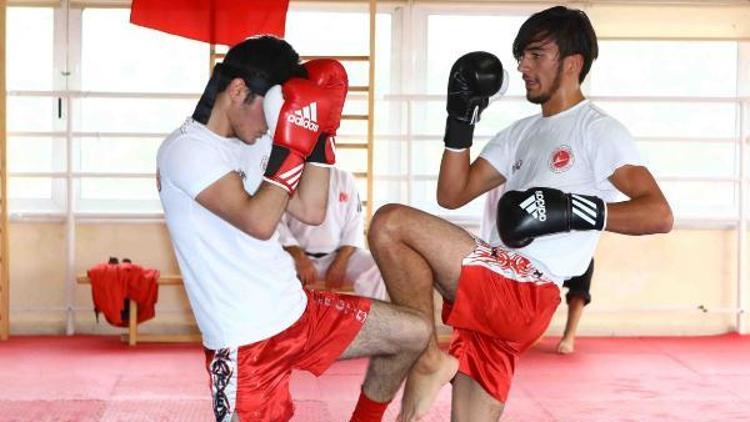 Bayraklıda kick boks şampiyonluk getirdi