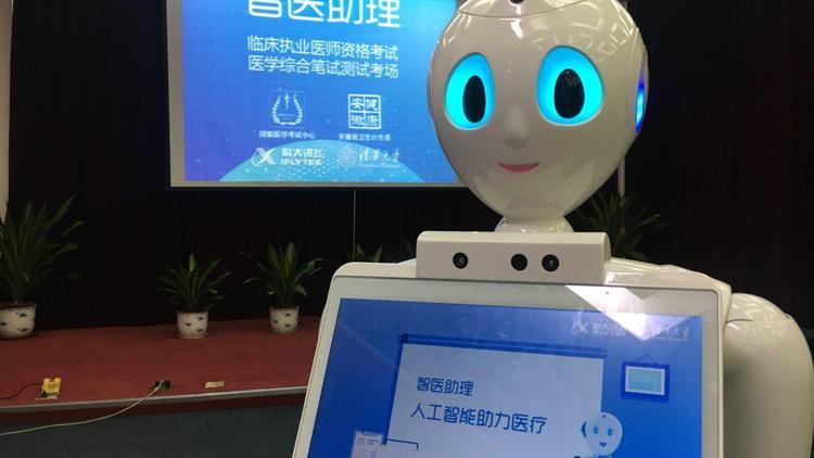 Çinli robot tıp sınavında başarılı oldu