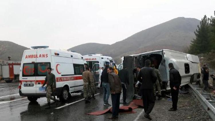 Diyarbakırda yolcu midibüsü devrildi: 1 ölü, 30 yaralı (2) - Yeniden