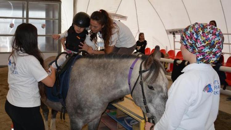 Cerebral Palsyli çocuklara at ile terapi