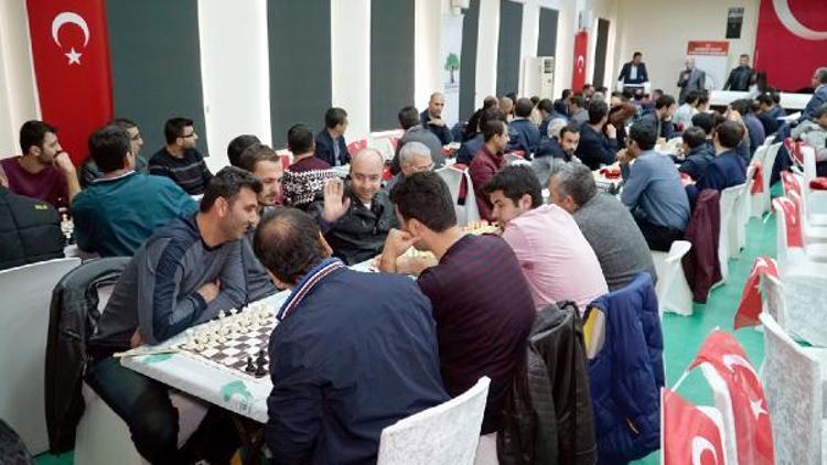 Öğretmenler satranç turnuvasında ter döktü