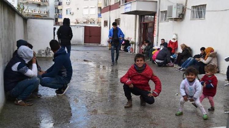 Ayvalıkta 50 kaçak ile 6 organizatör yakaladı