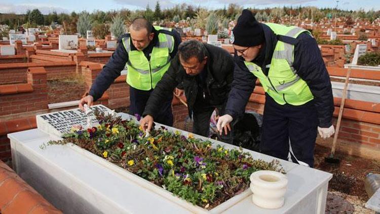 Almanya’dan istedi, annesinin kabri çiçek bahçesine döndü