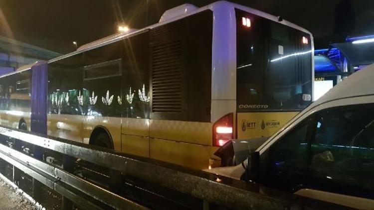 Edirnekapı Metrobüs Durağında kaza; 1 yaralı (2)