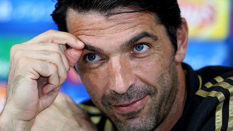 Buffon yeni mesleğini açıkladı Sahneye çıkıp...