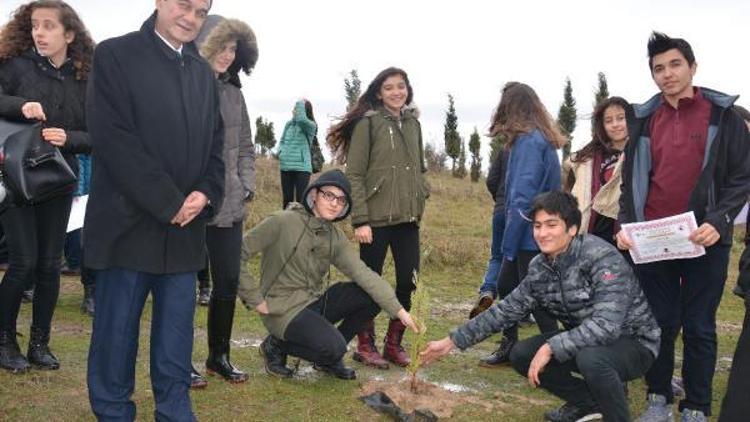 Öğrenciler hatıra ormanına fidan dikti