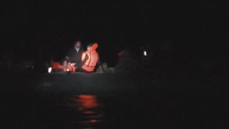 İzmirde lastik botlarda 152 kaçak yakalandı