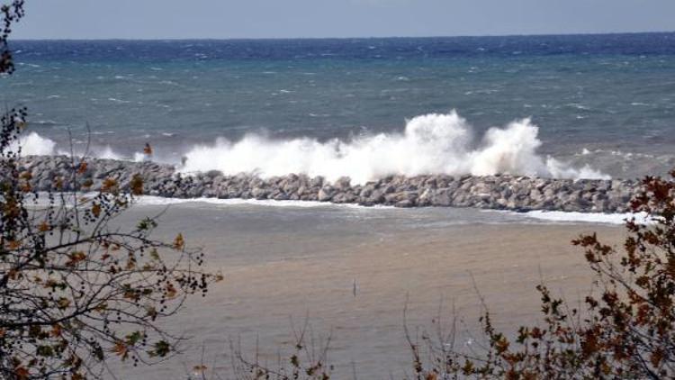 Zonguldakta dev dalgalar mendireği aştı
