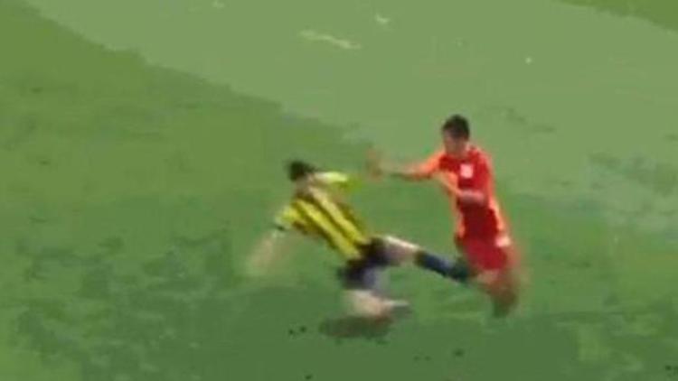 Fenerbahçe-G.Saray derbisinde uçan tekme