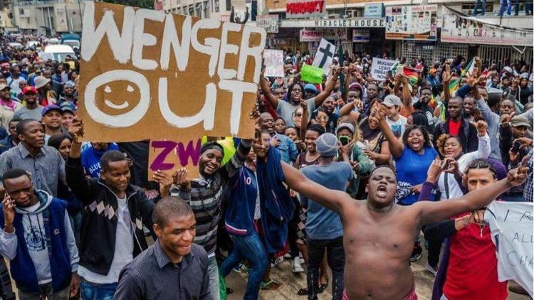 Mugabe karşıtı gösteride güldüren pankart
