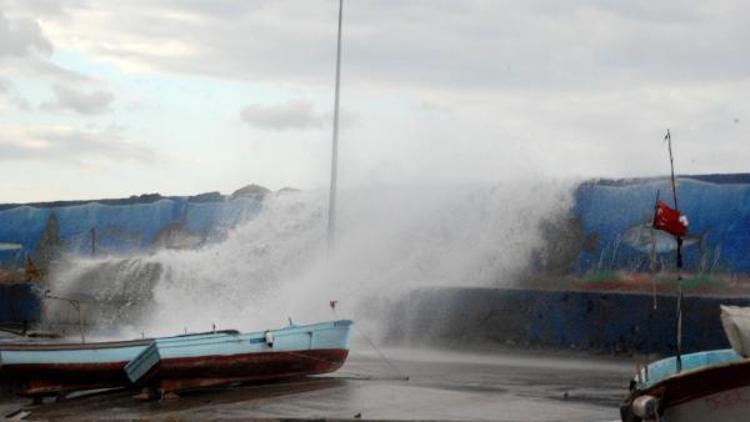Akçakocada şiddetli rüzgar balıkçı kayığını batırdı