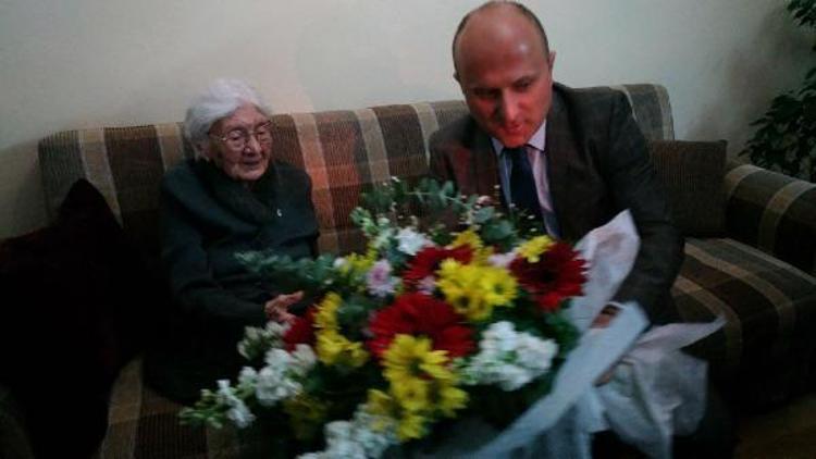 Amasya Valisi, 103 yaşındaki emekli öğretmeni ziyaret etti
