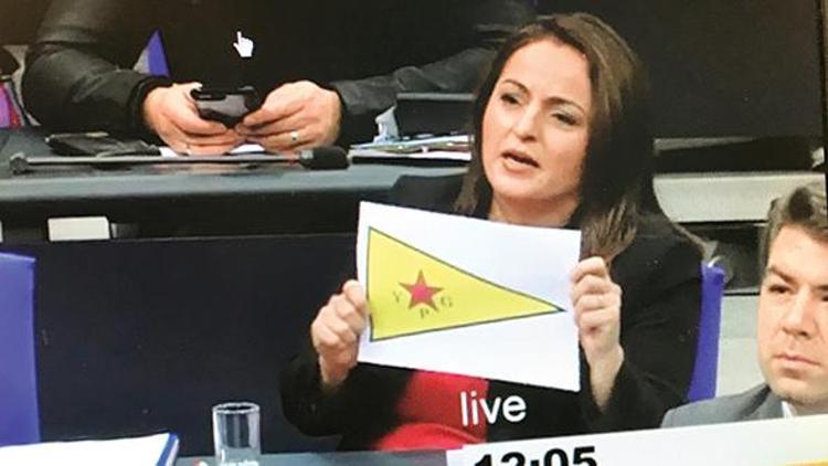 Alman meclisinde YPG flaması açtı