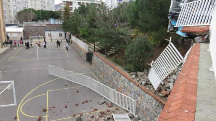 Park halindeki halk otobüsü yokuş aşağı kayıp okul duvarına çarptı