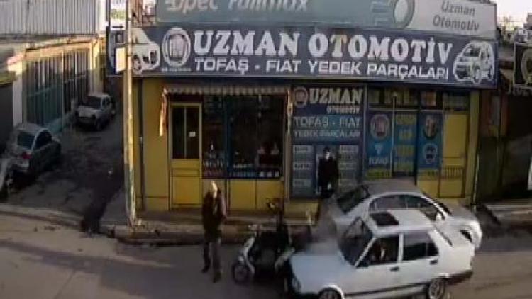 Drift yapılan otomobilin, motosiklet ve yayaya çarpma anı kamerada