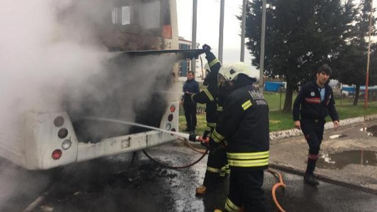 Seyir halindeki işçi servis minibüsü yandı