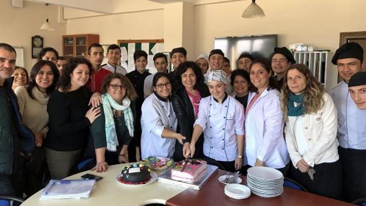 Liseli aşçılardan Öğretmenler Günü sürprizi