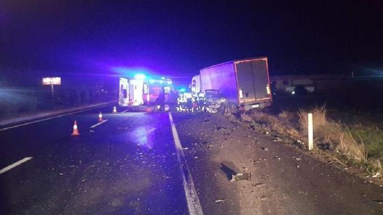 TIR ile çarpışan otomobildeki 2 kişi öldü