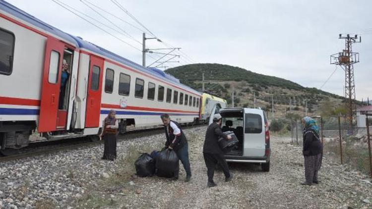 Elektrikler kesilince, yolcu treni yolda kaldı