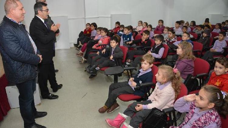 Süleymanpaşa Belediyesi ilkokul öğrencilerine diş macunu dağıttı