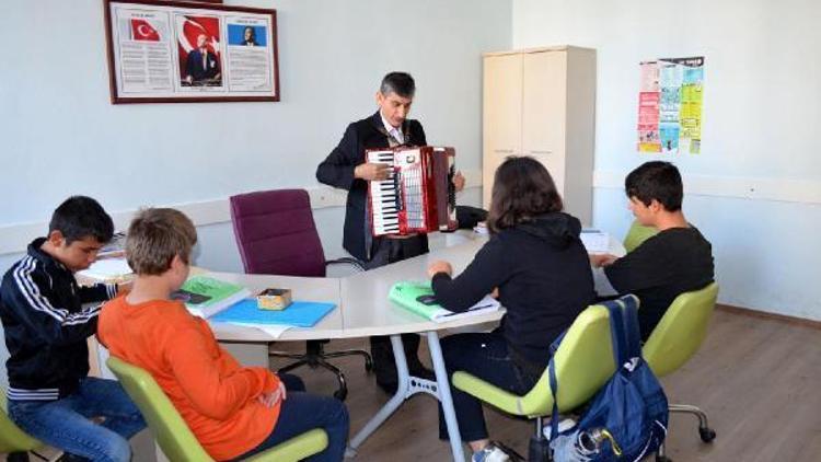 Görme engelli din öğretmeni, bilgisayar ve müzik dersi de veriyor