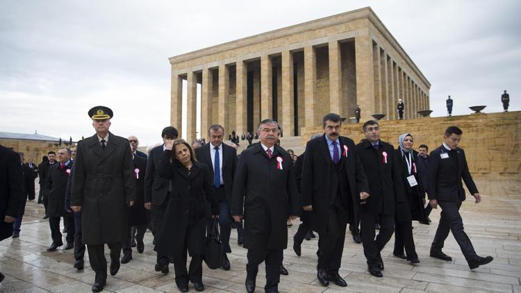 Bakan Yılmaz, öğretmenlerle Anıtkabir’de